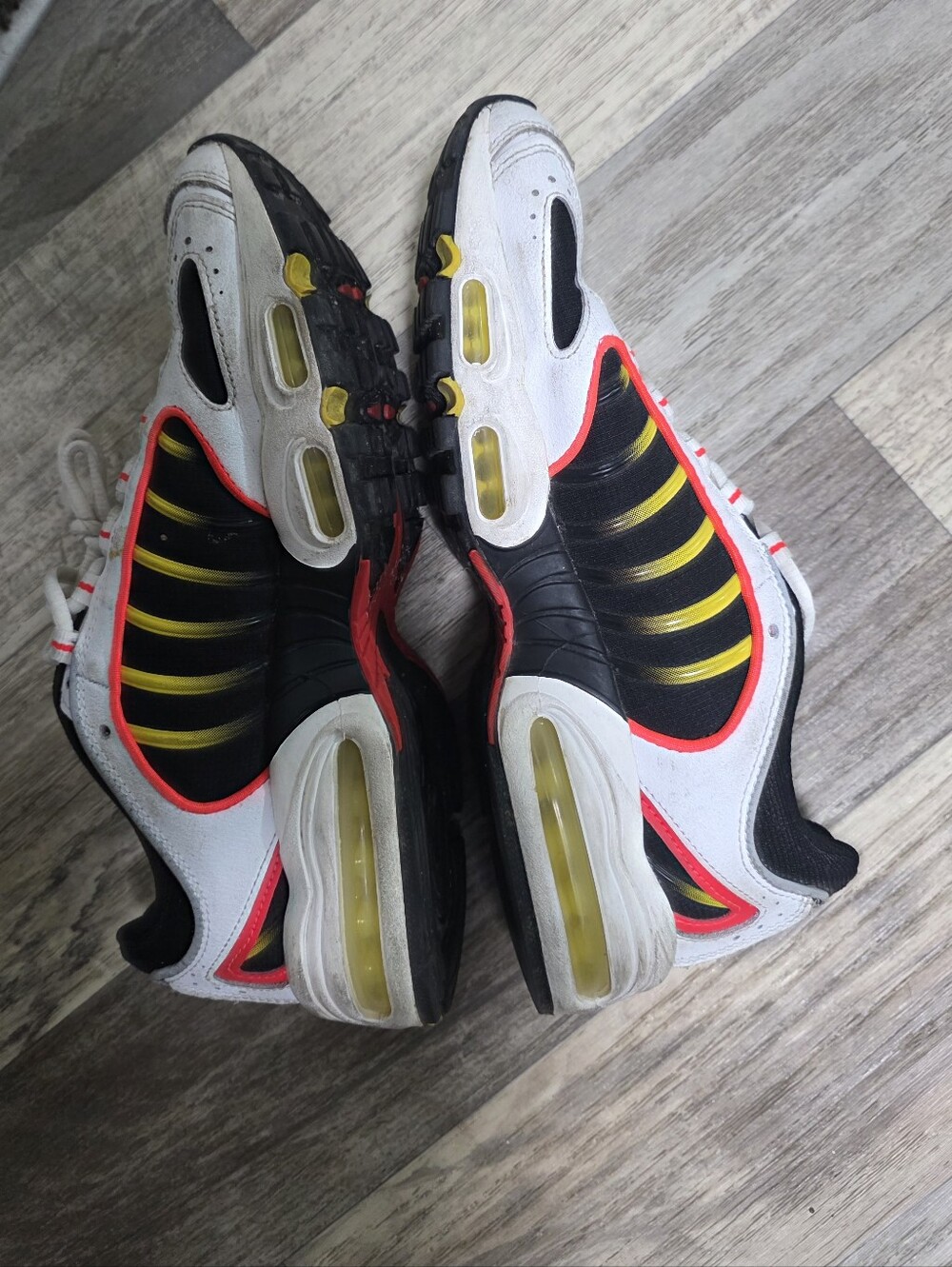 Nike Men's Black White Yellow Red Accent Sneakers 10 - Picture 3 of 8